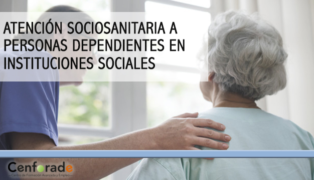 Muestra un asistente acompañando a una anciana