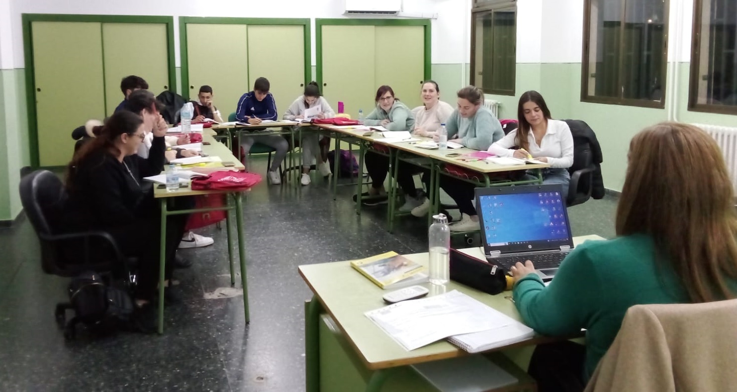 alumnos dando clase delante del profesor
