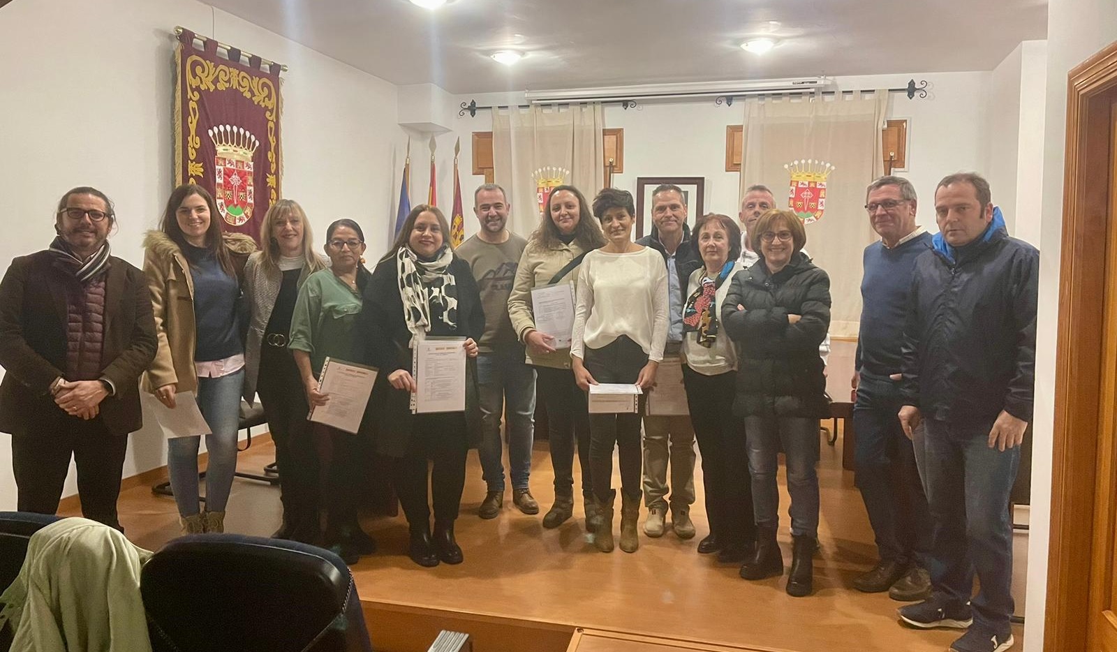 alumnos recibiendo diplomas