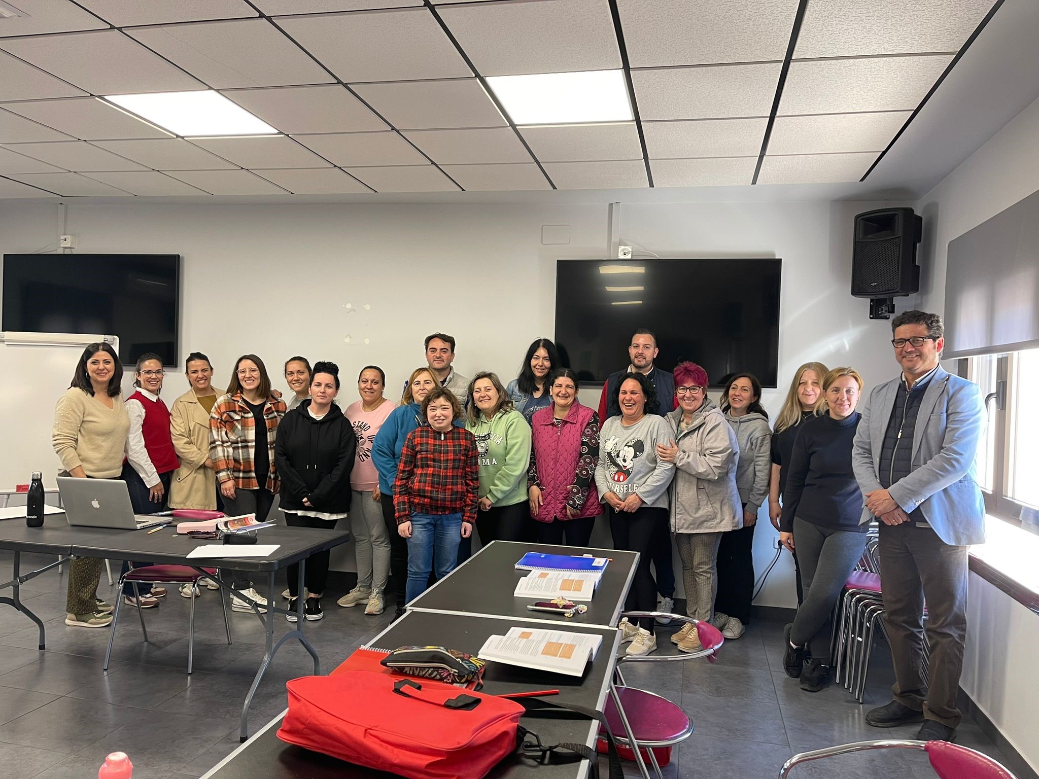 El alcalde de Moral de Calatrava, Manuel Torres Estornell, visita el curso de actividades auxiliares de comercio