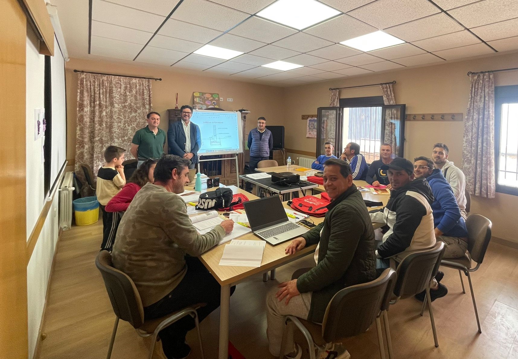 Visita del alcalde de Moral de Calatrava al alumnado del dual de construcción