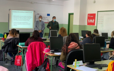 Los alumn@s del certificado de profesionalidad, en atención sociosanitaria a personas dependientes en instituciones sociales, reciben la visita del alcalde