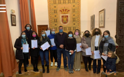 Entrega de diplomas a las alumnas del curso en atención sociosanitaria a personas dependientes en instituciones en Alcaraz