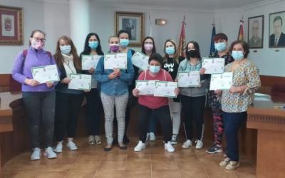 Entrega de diplomas a las alumnas del curso de limpieza de superficies y mobiliario en edificios y locales en la localidad de Torre de Juan Abad