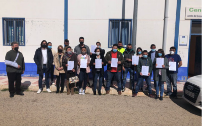 El alumnado del curso en actividades auxiliares de almacén recibe su certificado de profesionalidad