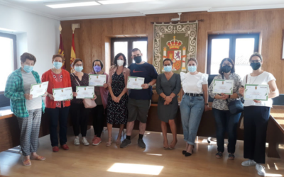Entrega de diplomas en la localidad de Albaladejo a l@s alumn@s del curso gestión, aprovisionamiento y cocina en la unidad familiar de personas dependientes