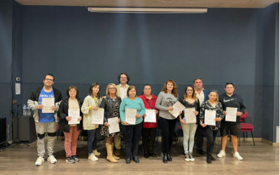 Entrega de diplomas a los alumnos/as de los cursos en cocina y restauración básica y atención al cliente en la hostelería impartidos en Carrizosa