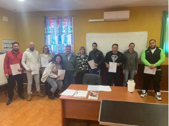 Entrega de diplomas a los alumnos/as formados en Actividades Auxiliares de Almacén en Villanueva de la Fuente