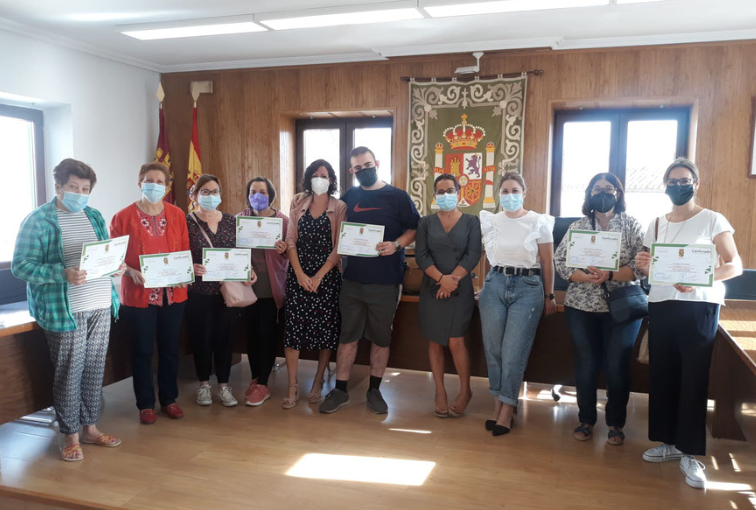 Entrega de diplomas en la localidad de Albaladejo a l@s alumn@s del curso gestión, aprovisionamiento y cocina en la unidad familiar de personas dependientes