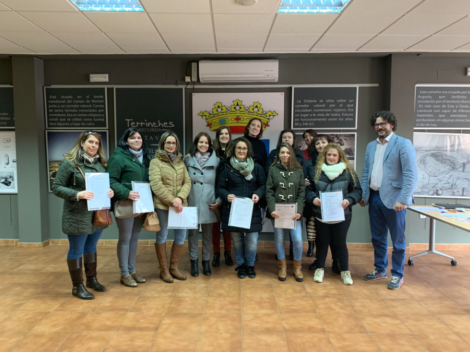 Las alumnas reciben el diploma del certificado de profesionalidad en «operaciones básicas de cocina» en Terrinches