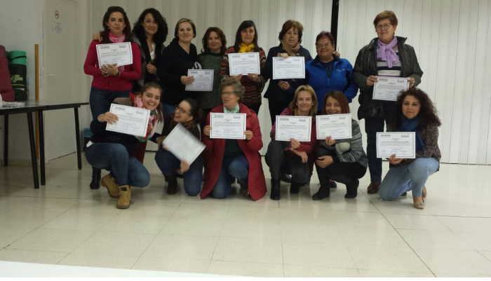 Quince mujeres terminan con éxito el curso de automaquillaje y estética en Cózar